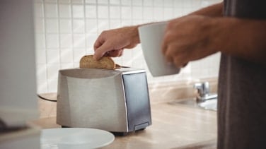 Precio de la luz hoy, 9 de junio de 2025: franja horaria y cuál es la hora más barata