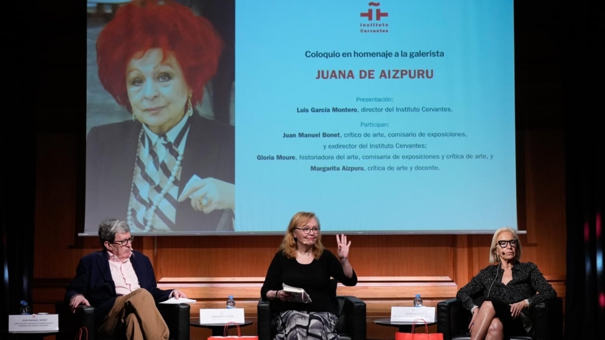 El crítico de arte Juan Manuel Bonet, la historiadora Gloria Moure y Margarita Aizpuru, hija de la galerista Juana de Aizpuru, este miércoles en el Cervantes.