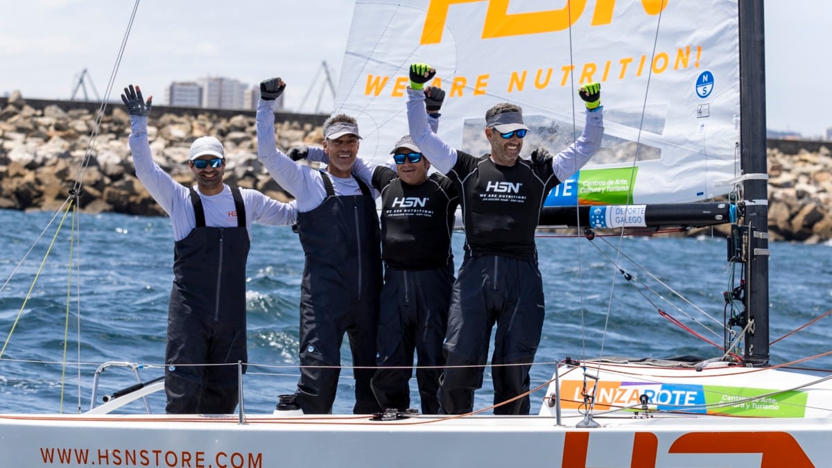 La tripulación del HSN Sailing Team celebra su victoria en La Coruña.