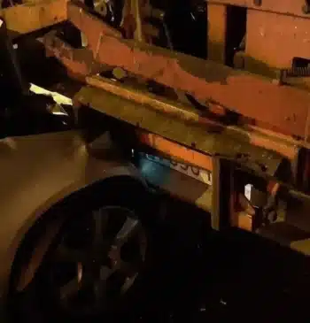 Un coche se empotra en un local de Lugo y el conductor [...]