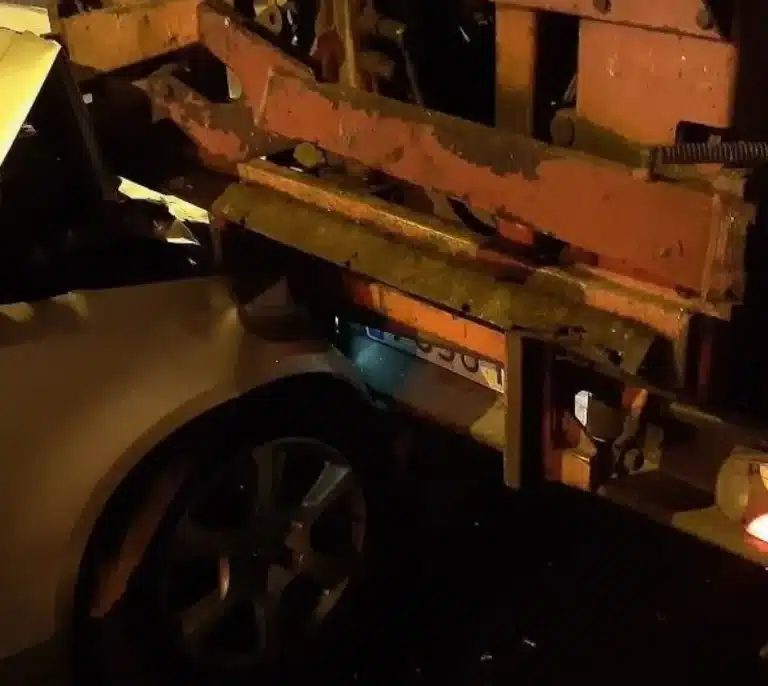 Un coche se empotra en un local de Lugo y el conductor da positivo en alcohol
