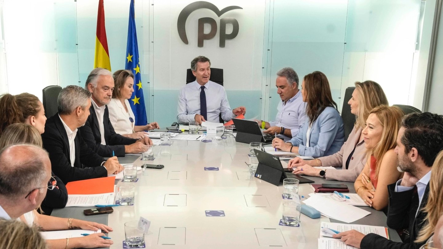 Feijóo aborda su cónclave con el partido pacificado y la única incógnita de su futuro equipo