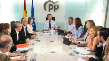 Feijóo aborda su cónclave con el partido pacificado y la única incógnita de su futuro equipo