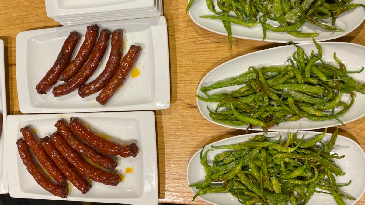 Alineación de chistorra y piparras en el Asador Olaverri.