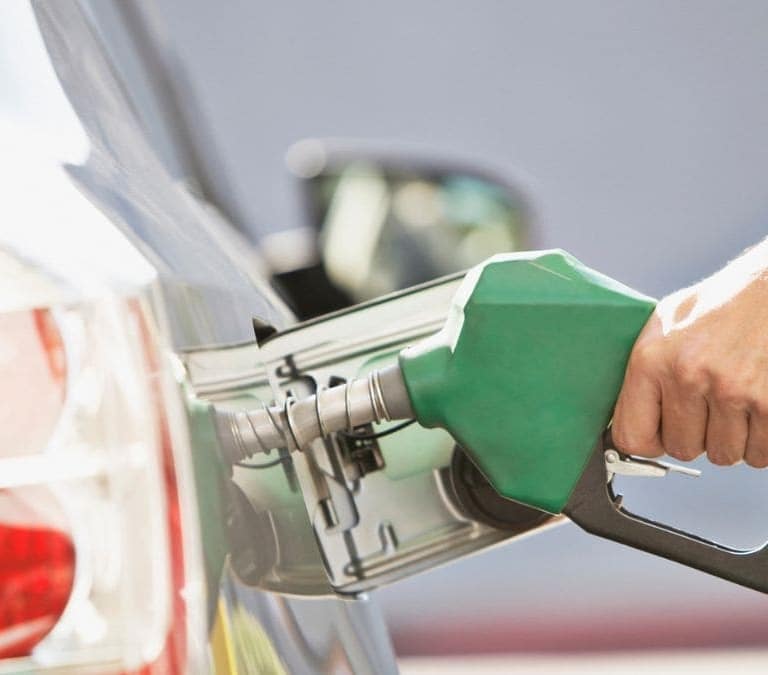 Los impuestos que se lleva Hacienda por cada euro de gasolina que echas