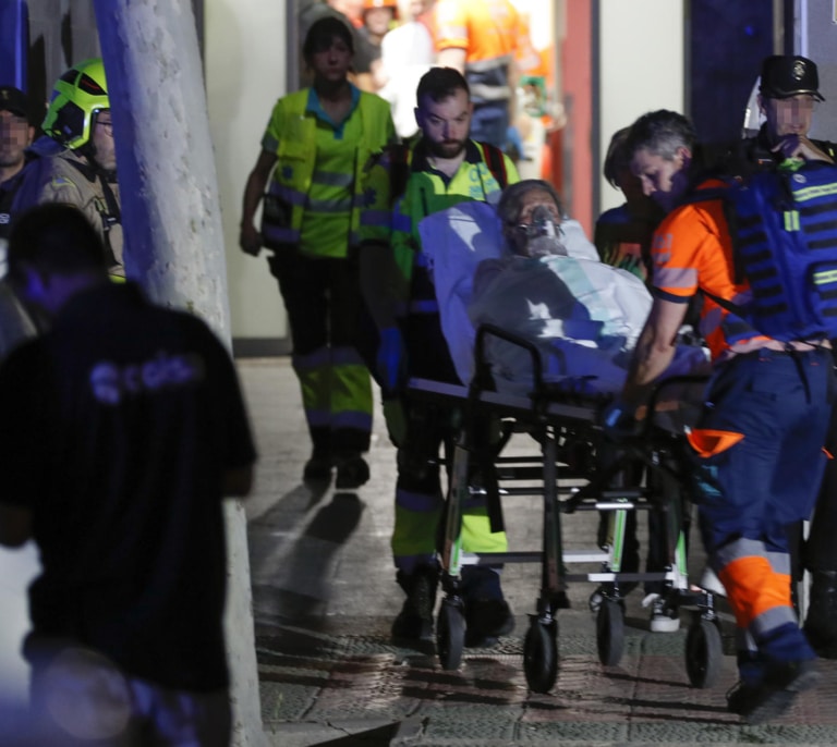 Muere un hombre de 93 años y 19 personas resultan heridas en un incendio en una residencia de mayores en Zaragoza