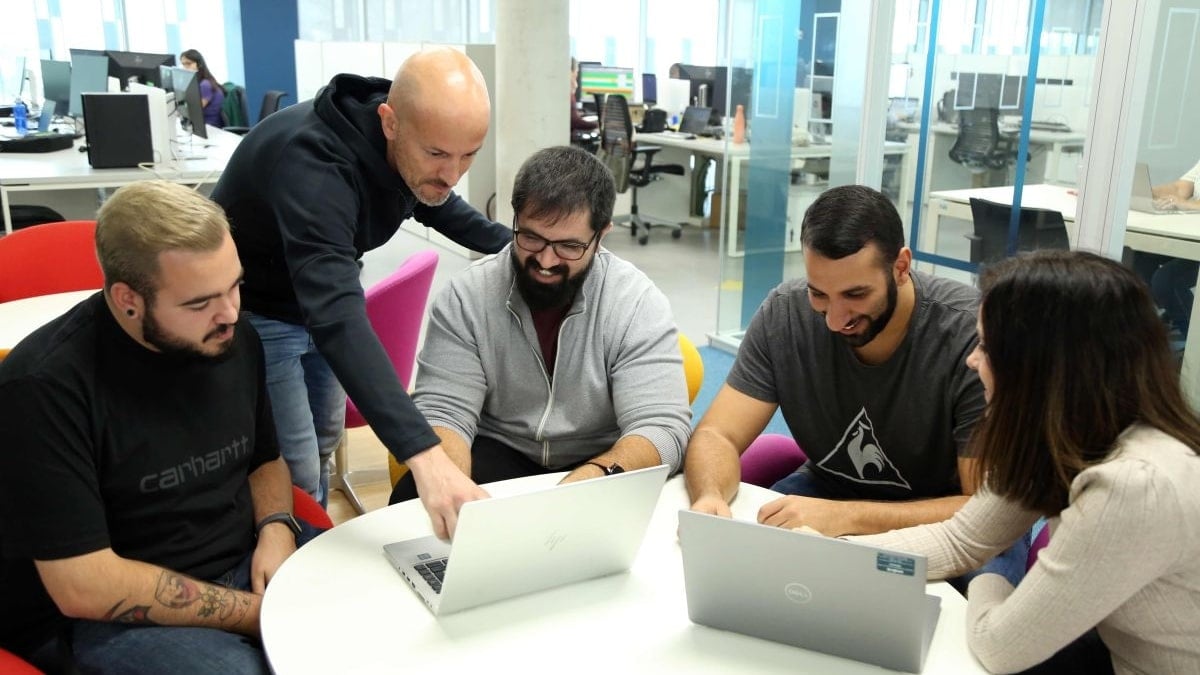 Indra Group busca más de 2.400 profesionales tecnológicos en toda España