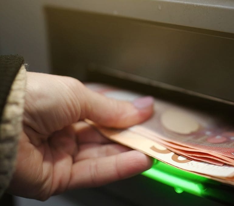 Qué es el "jackpotting" y por qué debes estar atento al sacar dinero de los cajeros automáticos