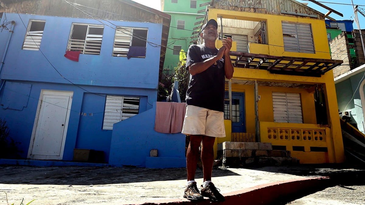 Joe Medina fotografiado en la barriada de La Perla de San Juan de Puerto Rico en 2017.