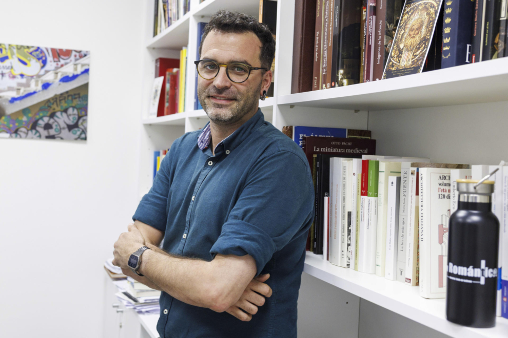 ZARAGOZA, 04/06/2025.- El historiador Jorge Jiménez, investigador del Instituto de Patrimonio y Humanidades y profesor de arte románico en la Universidad de Zaragoza, tiene dudas de cómo se proyecta integrar las pinturas murales de la sala capitular del Monasterio de Sijena en su ubicación original, aunque asume que su traslado a Aragón desde Barcelona puede llevarse a cabo con "incidencias mínimas". EFE/Javier Cebollada