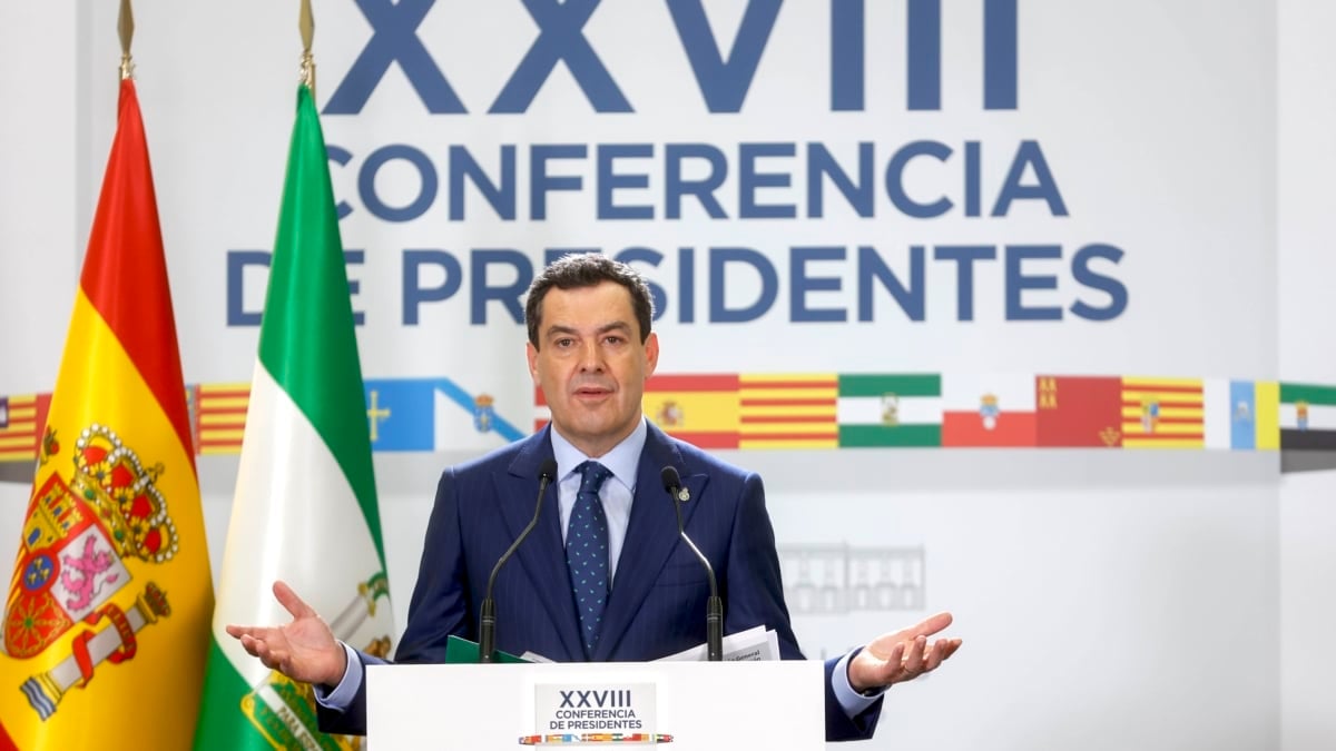 El presidente de Andalucía, Juanma Moreno, durante una rueda de prensa en el marco de su asistencia a la XXVIII Conferencia de Presidentes, celebrada en el Palau de Pedralbes de Barcelona.