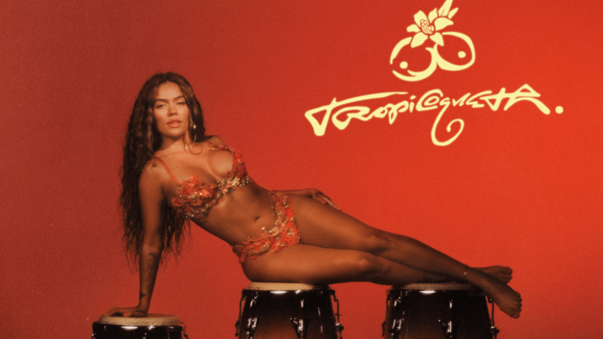 Karol G, 'tropicoqueta' sobre los timbales en la portada de su nuevo disco.