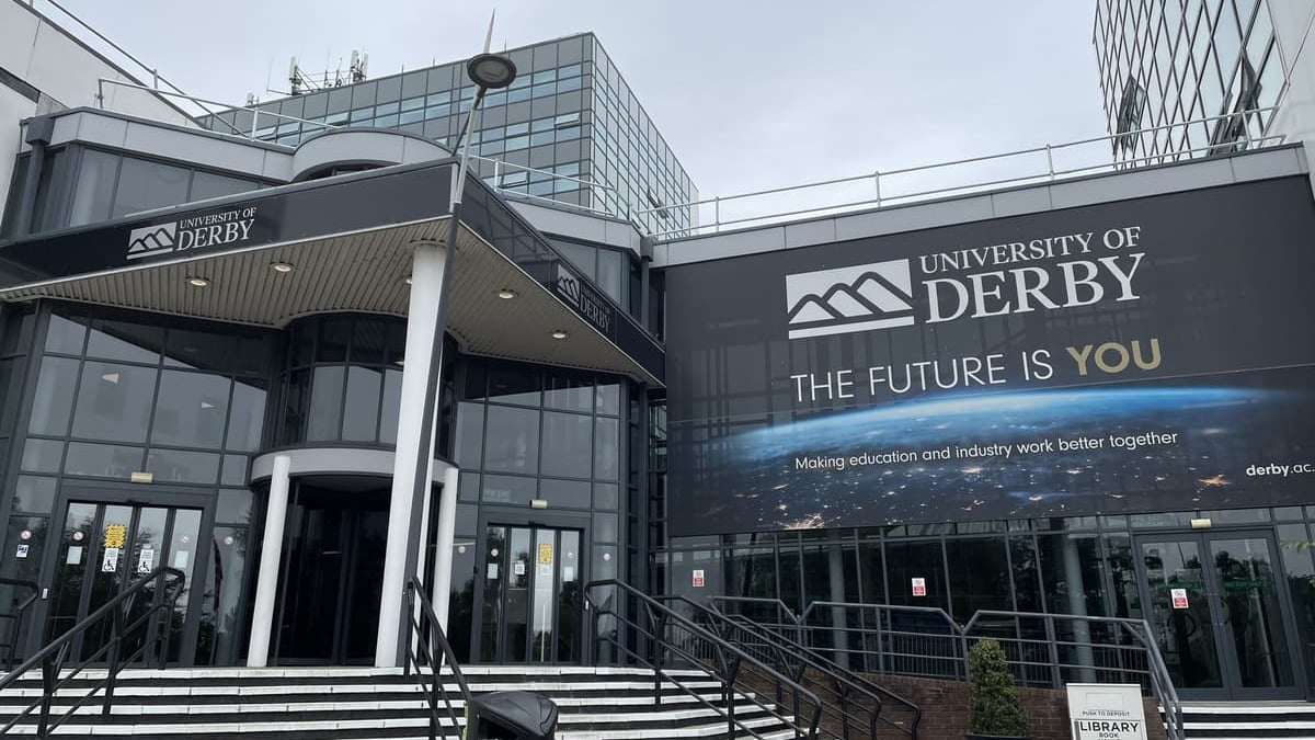 Temor por recortes de empleo ante la fusión de facultades en Universidad de Derby