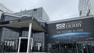 Temor por recortes de empleo ante la fusión de facultades en Universidad de Derby