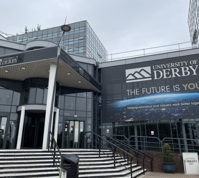 Temor por recortes de empleo ante la fusión de facultades en Universidad de Derby