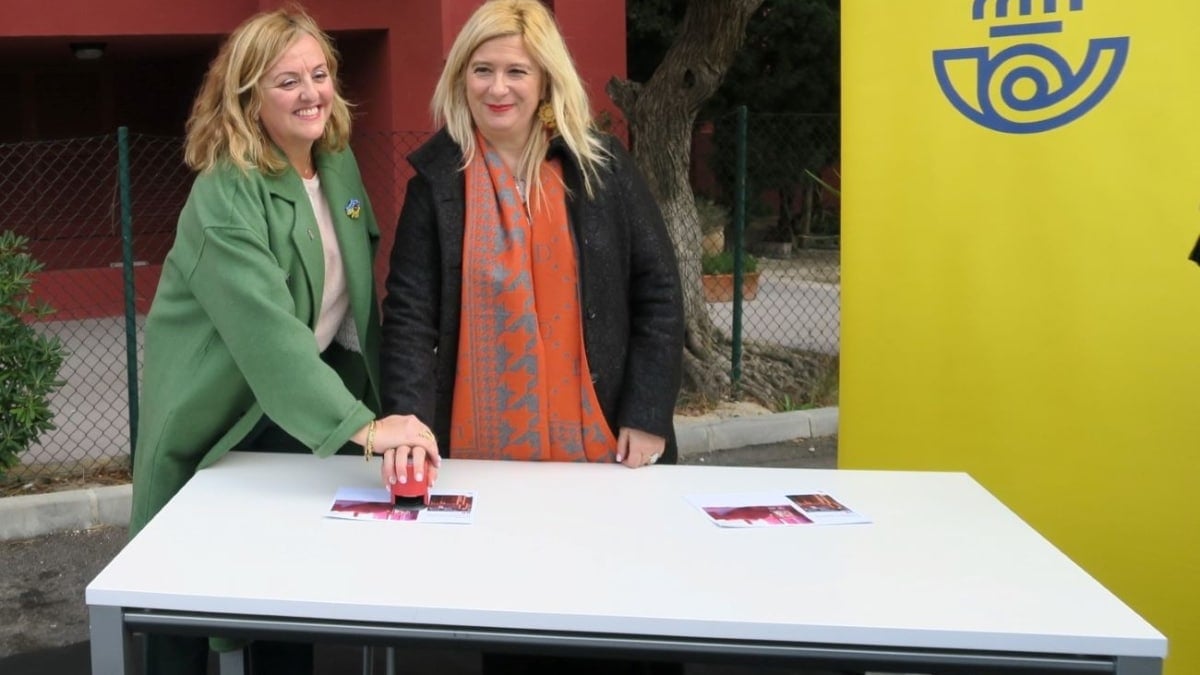 Leire Díez (d), en la presentación de un sello dedicado a la Muralla Roja de Calp (Alicante), cuando era directora de Relaciones Institucionales y Filatelia, el 15 de febrero de 2023.