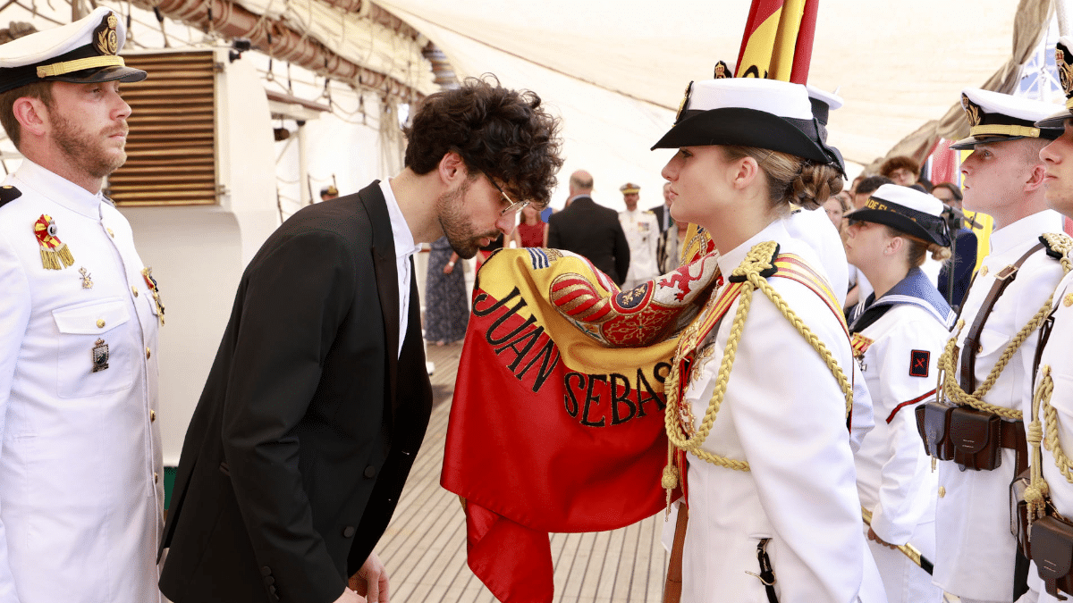 La princesa Leonor presencia la jura de bandera de un ciudadano español este viernes a bordo del Juan Sebastián Elcano atracado en el muelle 88 del río Hudson, en Nueva York.