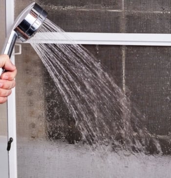 El infalible truco para limpiar las mamparas de las duchas
