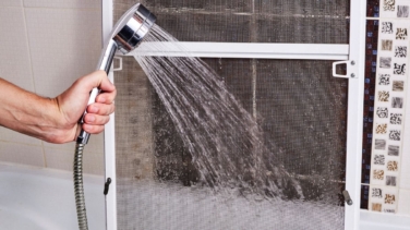 El infalible truco para limpiar las mamparas de las duchas