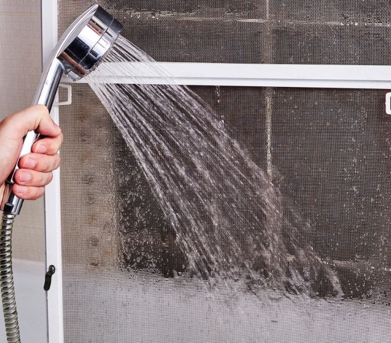 El infalible truco para limpiar las mamparas de las duchas