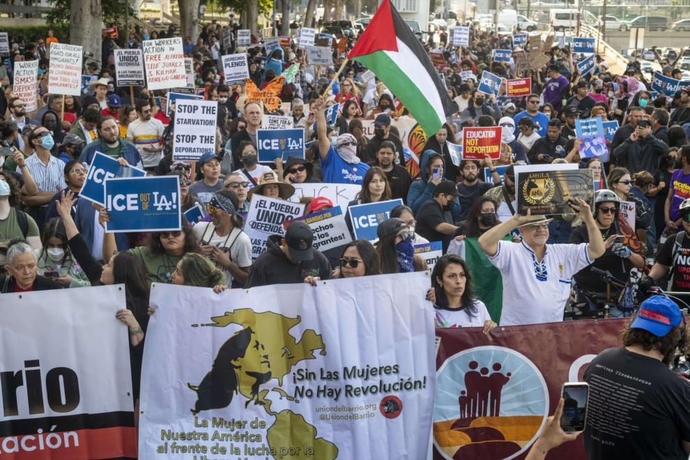 Pancartas en las manifestaciones en Los Ángeles, a las afueras de un edificio federal y después de una redada contra inmigrantes.