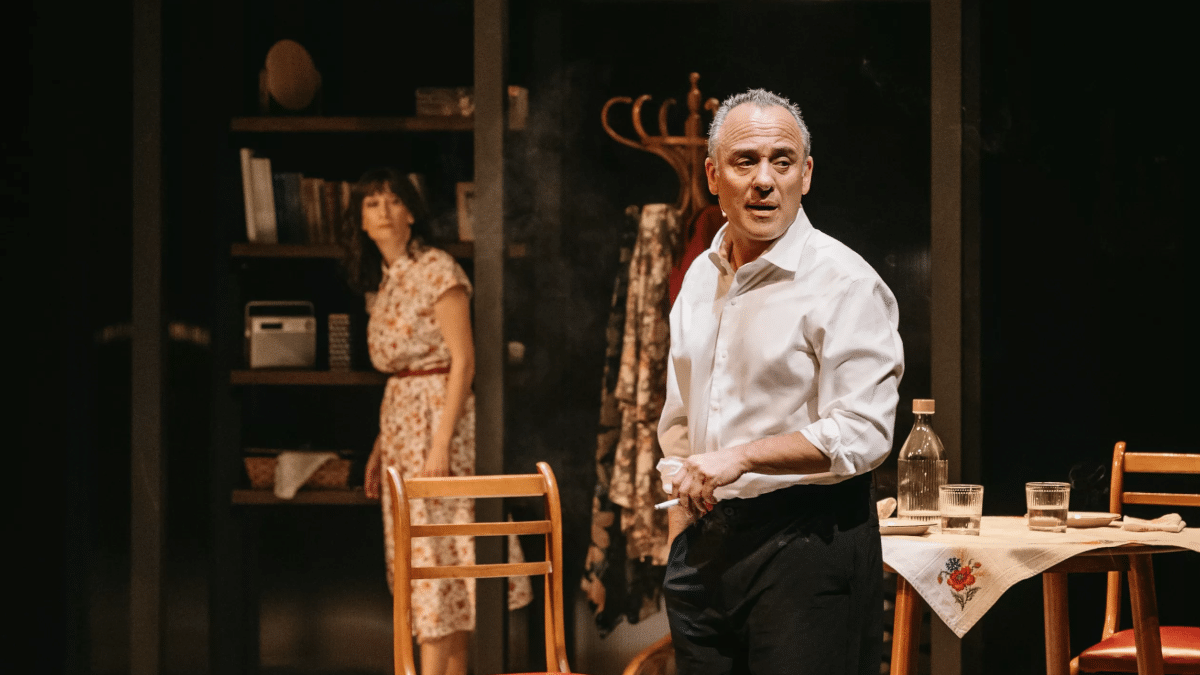 Natalia Hernández y Javier Gutiérrez en una escena de 'Los yugoslavos', de Juan Mayorga.