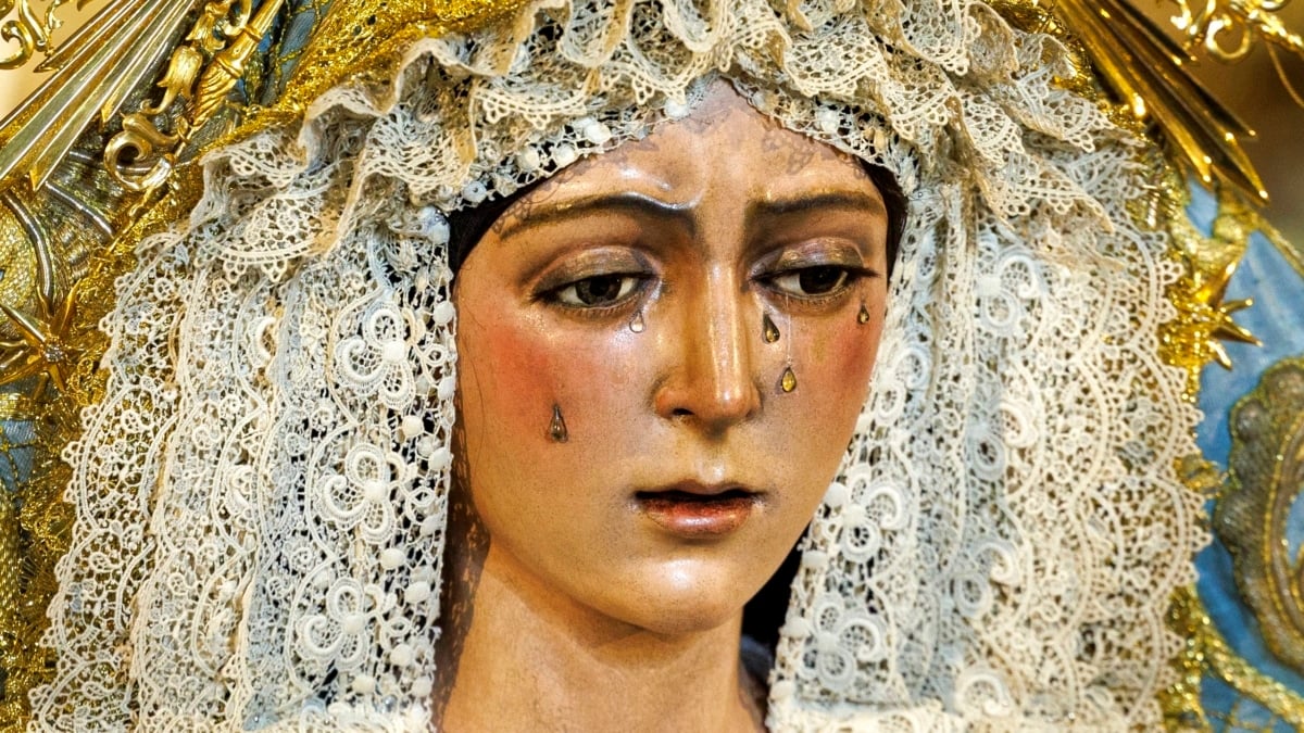 Los devotos de la Esperanza Macarena de Sevilla