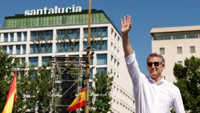 Feijóo exige a Sánchez "rendirse a la democracia" y promete ante 100.000 manifestantes "estar a la altura" en un nuevo Gobierno