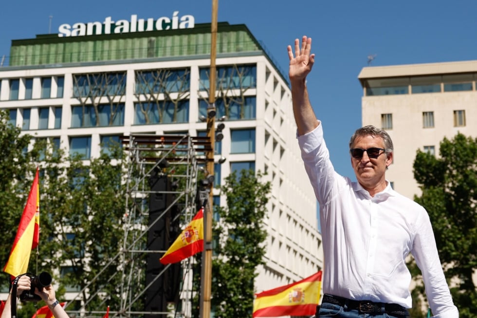 El presidente del PP, Alberto Núñez Feijóo, ante los ciudadanos que se movilizaron contra Sánchez y el Gobierno en Madrid este domingo