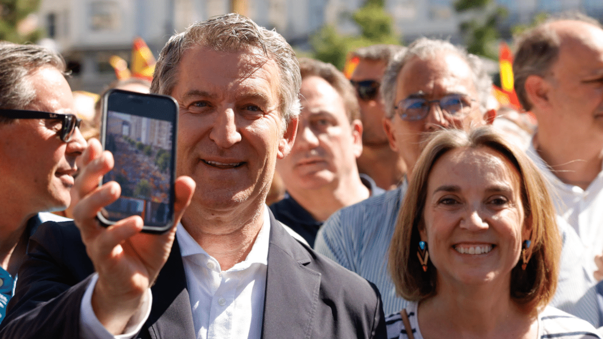 El líder del PP, Alberto Núñez Feijóo, y su secretaria general, Cuca Gamarra, durante la manifestación del domingo en la Plaza de España de Madrid.