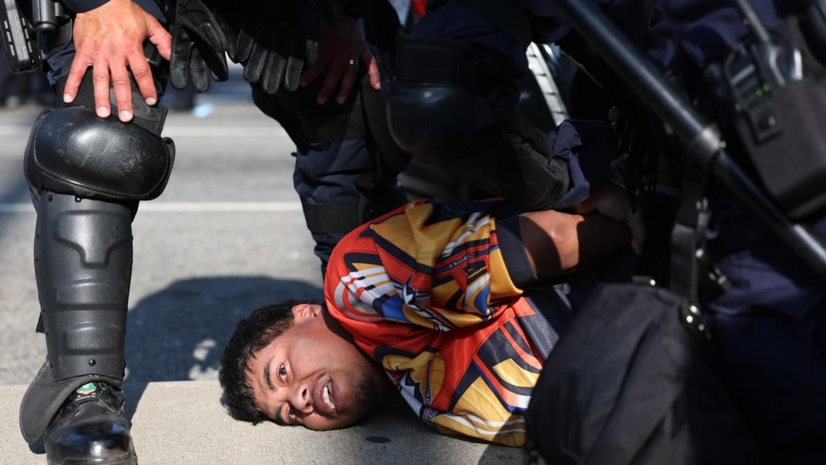 Un manifestante arrestado violentamente por la policía en Los Ángeles