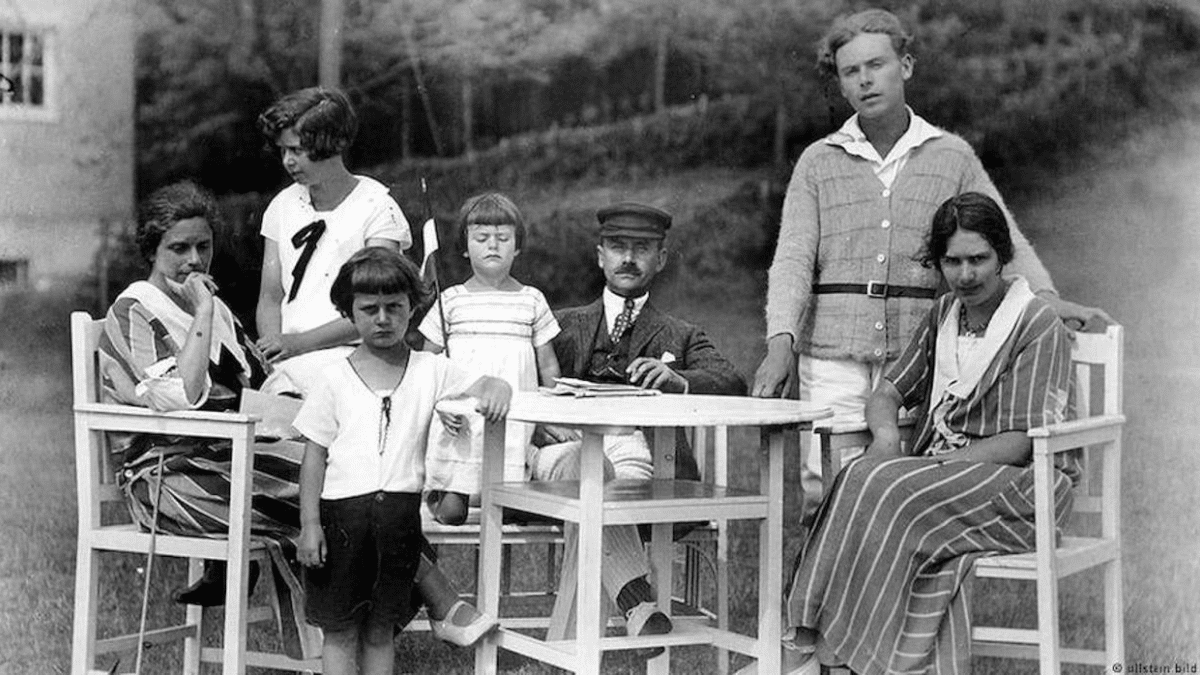 Thomas Mann en 1928 junto a su familia: su mujer, Katia y cinco de sus seis hijos (de izquierda a derecha, Monika, Michael, Elisabeth, Klaus y Erika).