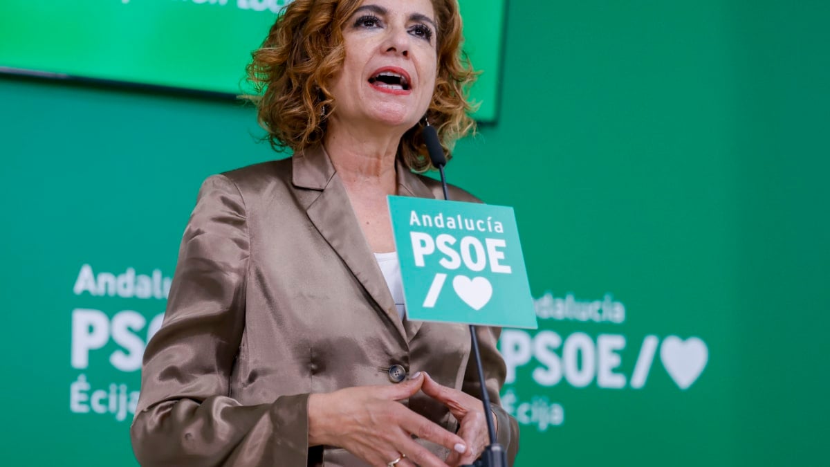 La vicesecretaria general del PSOE y secretaria general del PSOE de Andalucía, María Jesús Montero, participa en un acto con la militancia en la localidad sevillana de Écija