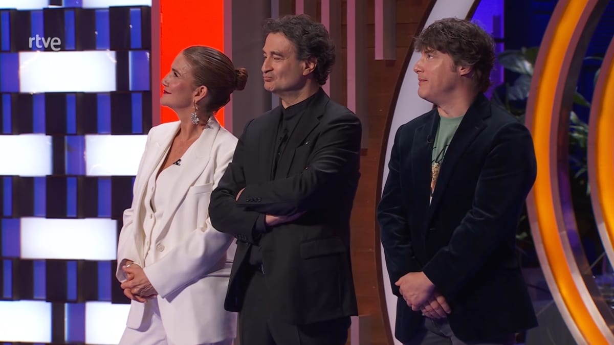 Samantha Vallejo-Nágera, Pepe Rodríguez y Jordi Cruz observan a los 4 finalistas de MasterChef 13