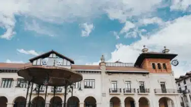 Expulsan a un policía fuera de servicio de un recinto festivo en Beasain tras señalarlo por la megafonía