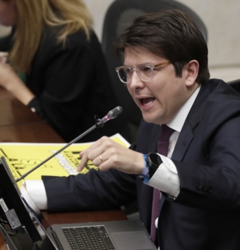 El senador colombiano Miguel Uribe es sometido a una cirugía de urgencia [...]