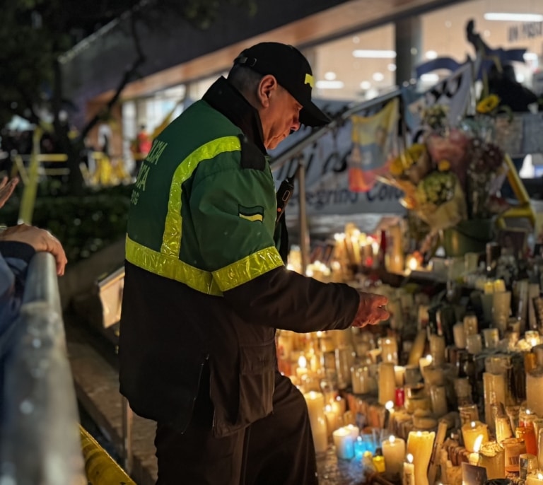 Plegarias en el hospital de Bogotá donde el senador Miguel Uribe lucha por su vida: “Esperamos un milagro”