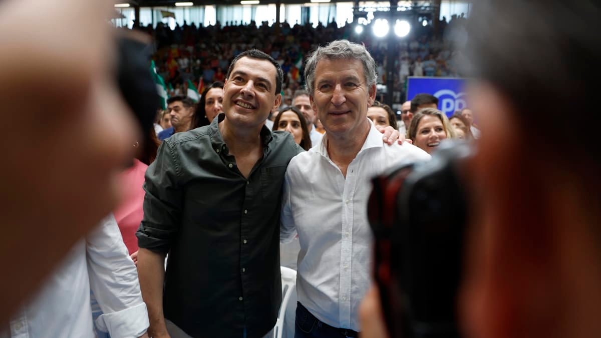 El presidente del PP, Alberto Núñez Feijóo, junto al presidente de la Junta de Andalucía, Juanma Moreno, este domingo en Málaga