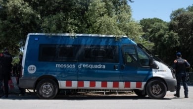 Un apicultor de 70 años agrede a dos mossos con un enjambre de abejas