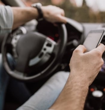 La única excepción con la que podrás usar el móvil al volante