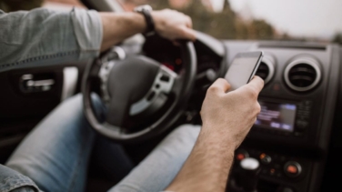 La única excepción con la que podrás usar el móvil al volante