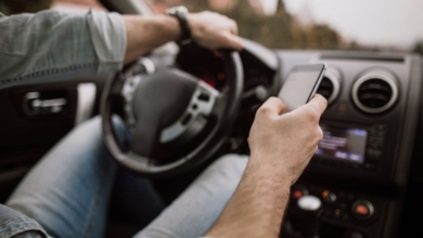 La única excepción con la que podrás usar el móvil al volante