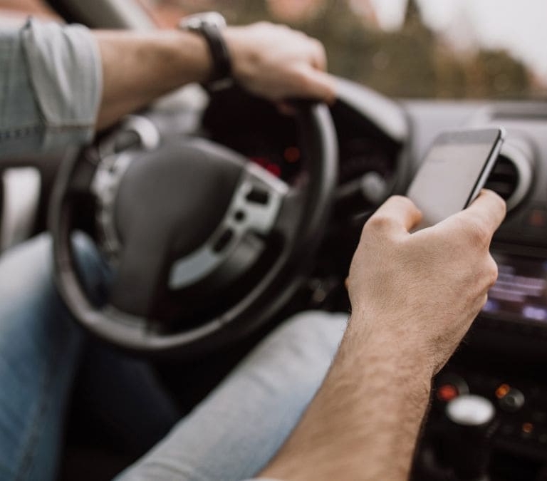 La única excepción con la que podrás usar el móvil al volante