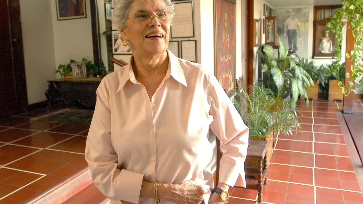 Fotografía de archivo fechada el 30 de abril de 2005 de la expresidenta de Nicaragua, Violeta Barrios de Chamorro, durante una entrevista con EFE
