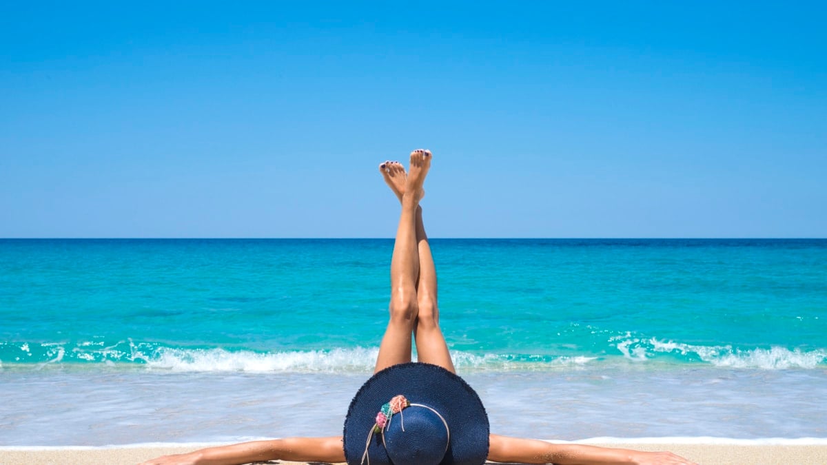 Mujer tumbada en la playa