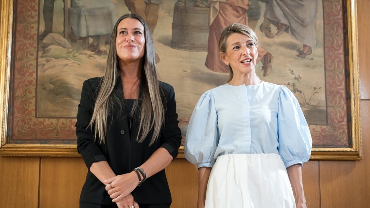 La vicepresidenta segunda y ministra de Trabajo, Yolanda Díaz, y la portavoz de Junts en el Congreso, Miriam Nogueras, este jueves en la reunión sobre la reducción de la jornada laboral en el Ministerio de Trabajo