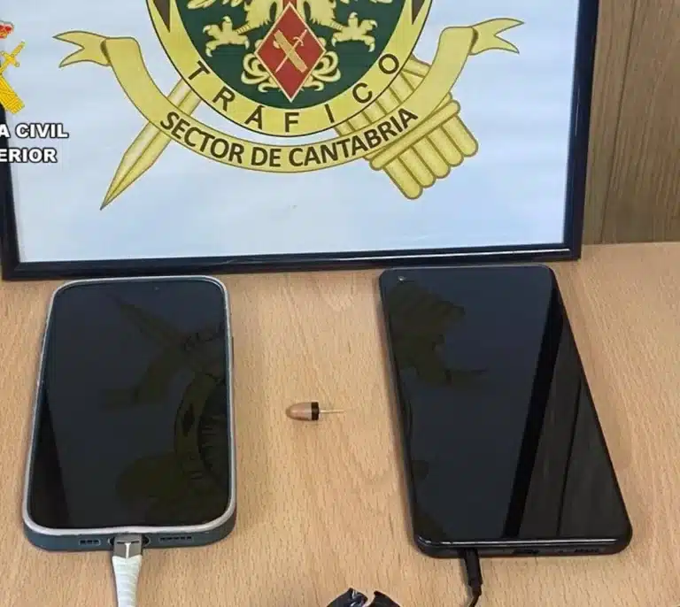 Nueve personas pilladas con móviles y auriculares para copiar en el examen de conducir