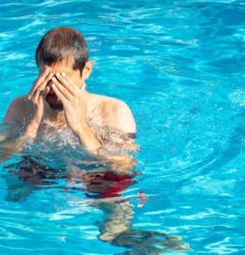 Así afecta a tus ojos el agua de la piscina y de [...]