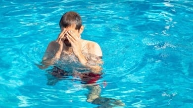 Así afecta a tus ojos el agua de la piscina y de la playa