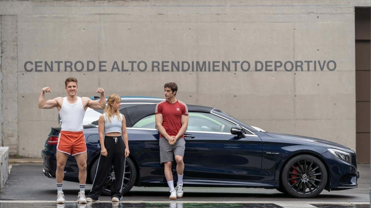 Los actores Nuno Gallego, Clara Galle y Agustín Della Corte en la serie Olympo.